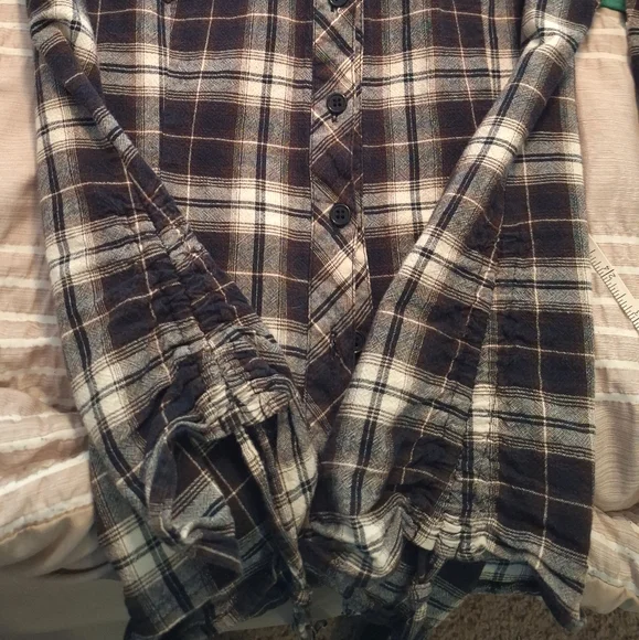 Charlotte Russe Plaid, Buttoned Top, ¾ Sleeve - Picture 4 of 10